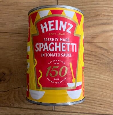 Spaghetti Short cut pasta in a juicy tomato sauce
