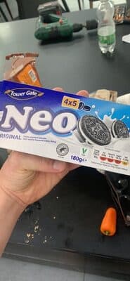 Cocoa sandwich biscuits with vanilla flavoured crème filling